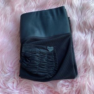 Flawless cute booty co. Black ribbed leggings with pockets scrunch butt